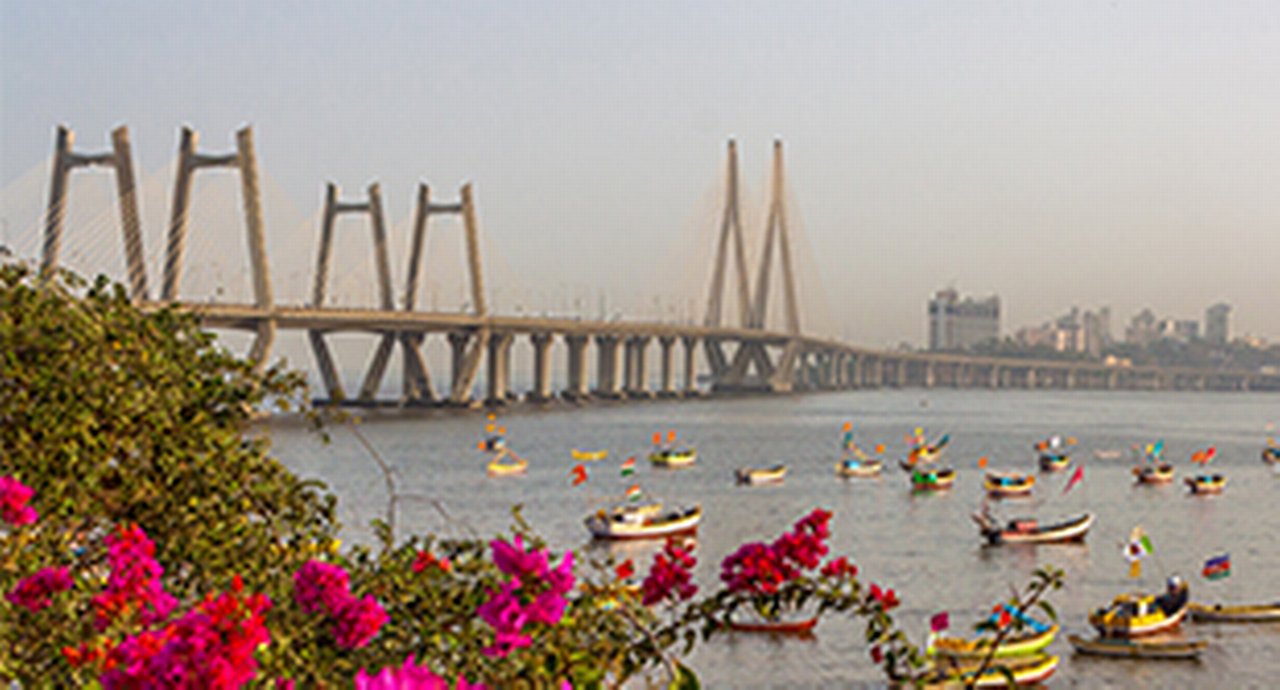 Bandra–Worli Sea Link bridge in Mumbai at dusk