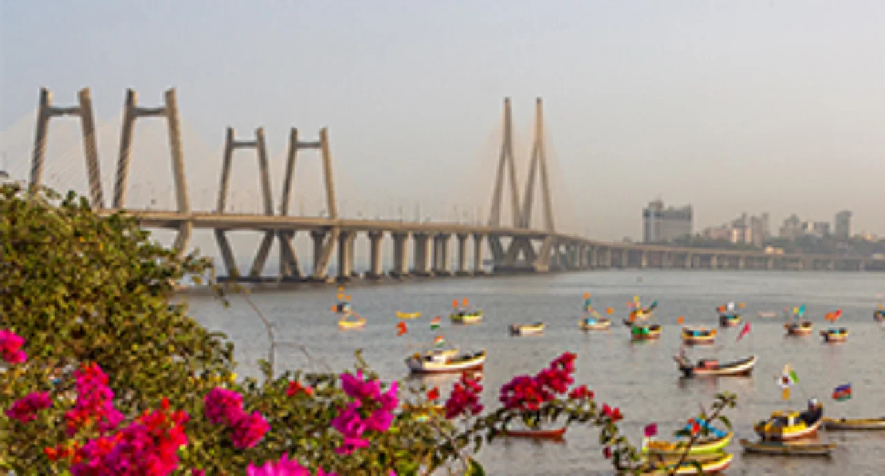 Bandra–Worli Sea Link bridge in Mumbai at dusk