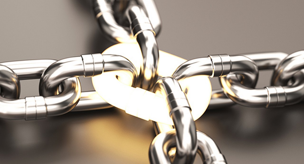 Strong glowing link with iron chain