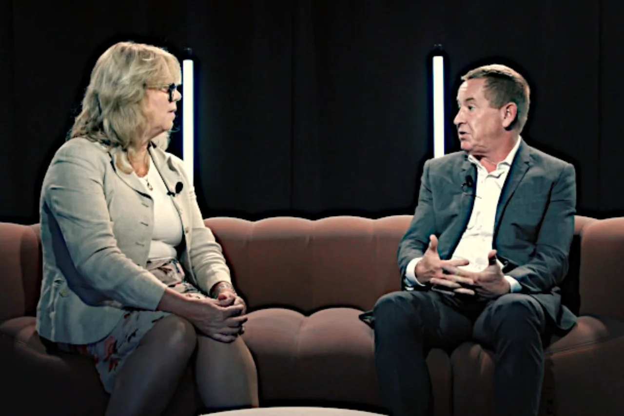 Clarissa Dann an David Lynne discussing on a couch