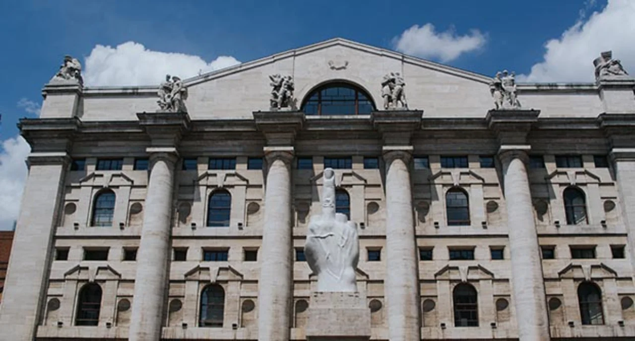 Statue at Piazza Affari, in front of the Milano Stock Exchange