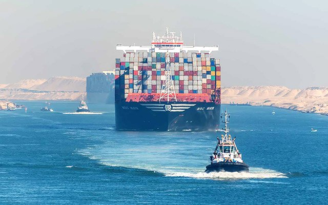 Cargo ship following a tugboat