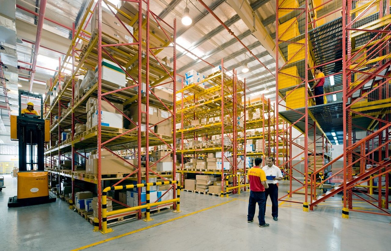 DHL employees in DHL Supply Chain warehouse. Source: © Deutsche Post DHL