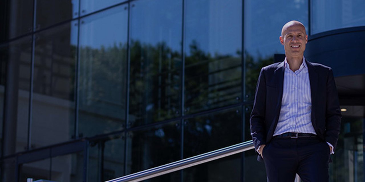 Javier Pérez-Tasso in front of the SWIFT builiding