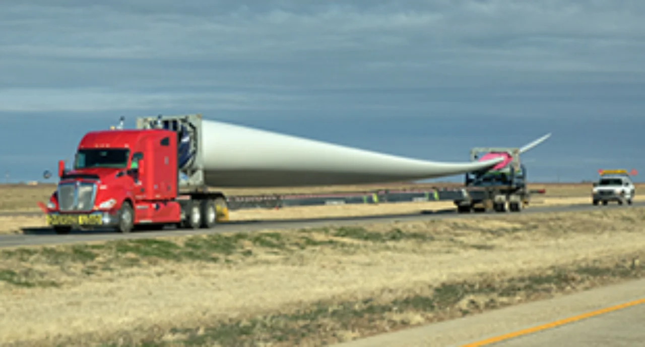 Trucks transport a giant wind blade in the Texan desert