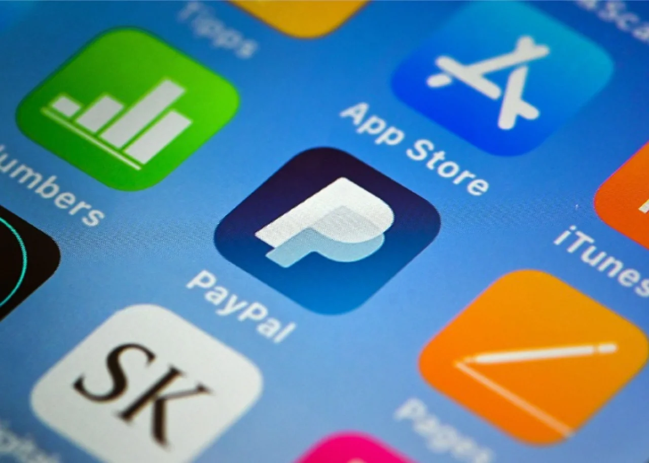 Hoops3: Close-up of App grid on mobile screen