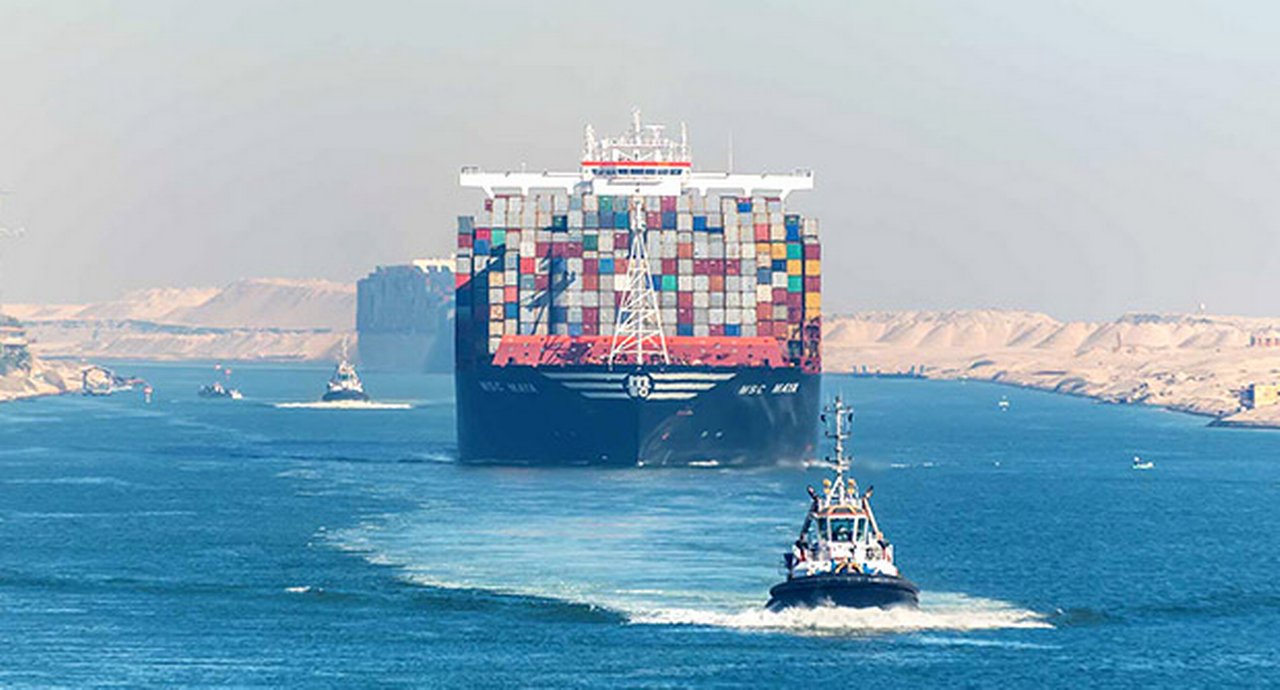 Cargo ship following a tugboat