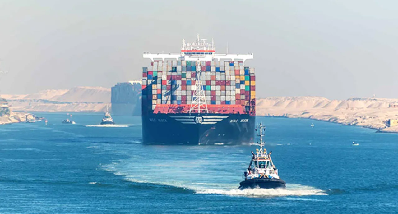 Cargo ship following a tugboat