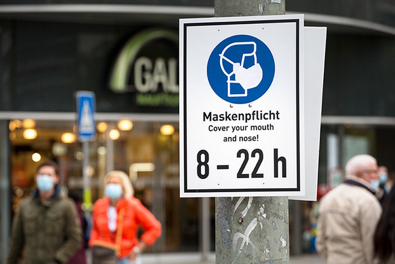 German sign on mask obligation