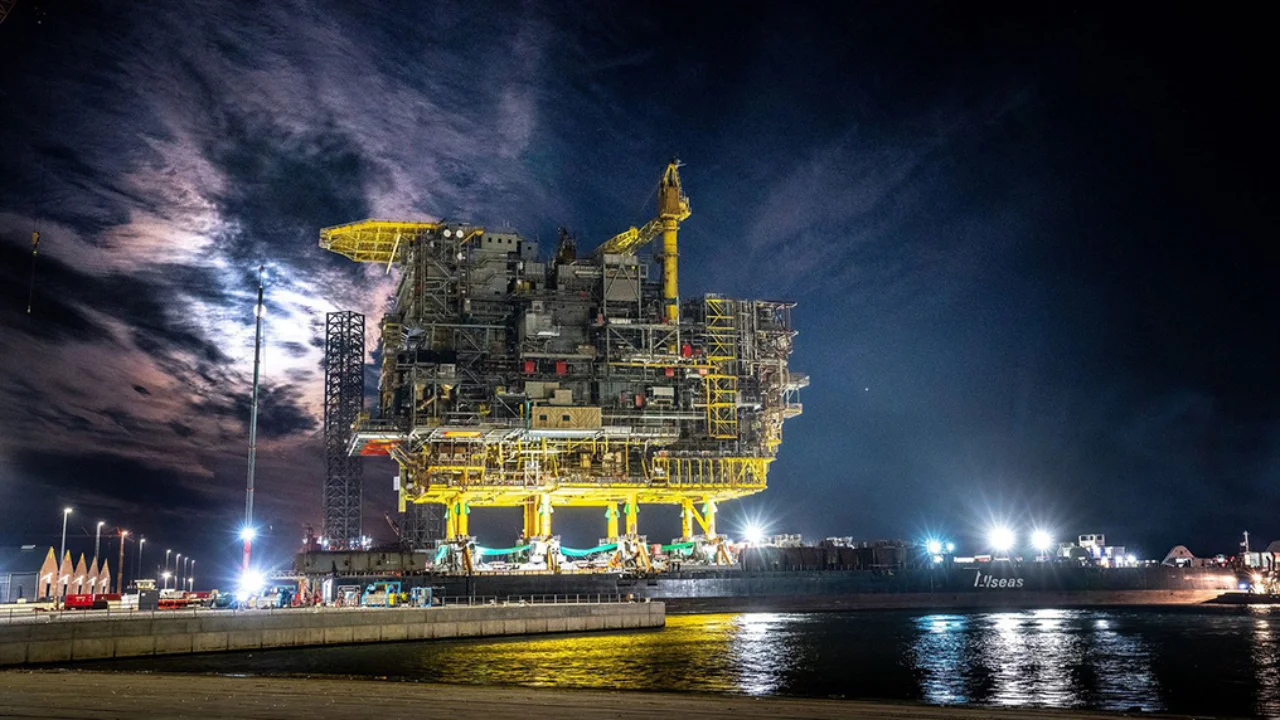 A 14,000 tonne platform is lifted from the Tyra field