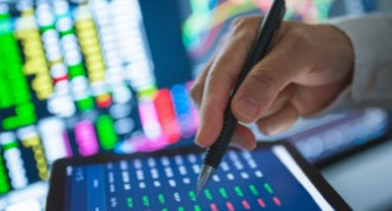 Different cryptocarrencies exchange to dollar rate on monitor display