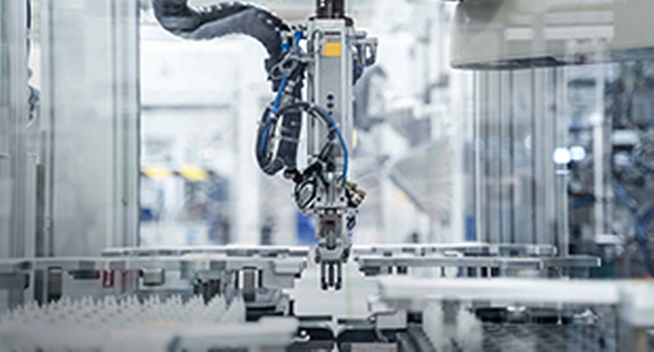 roboter arm working with test tubes in a lab