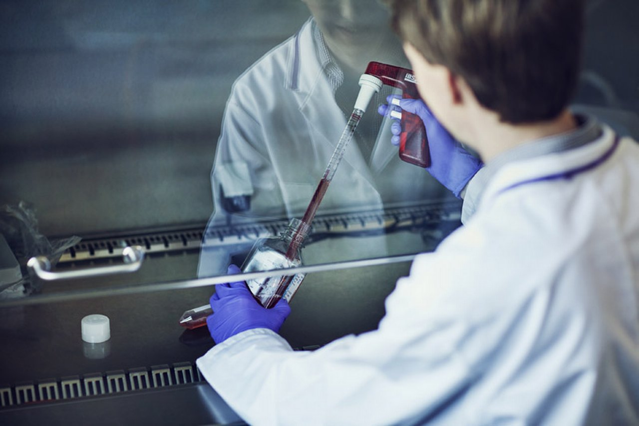 Research-associate--cell-culturing-800px.jpg