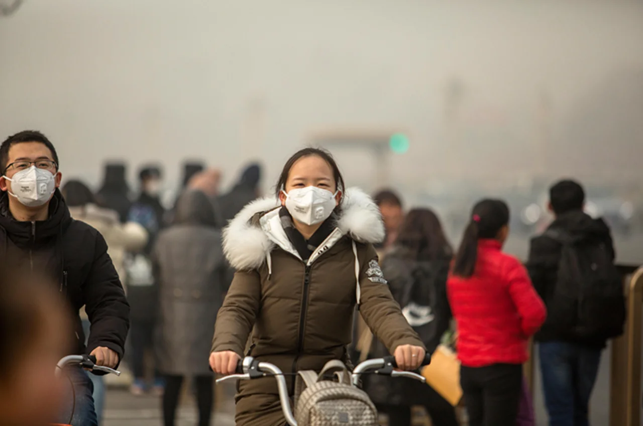 Chines cyclists with breathing masks due to heavy air pollution