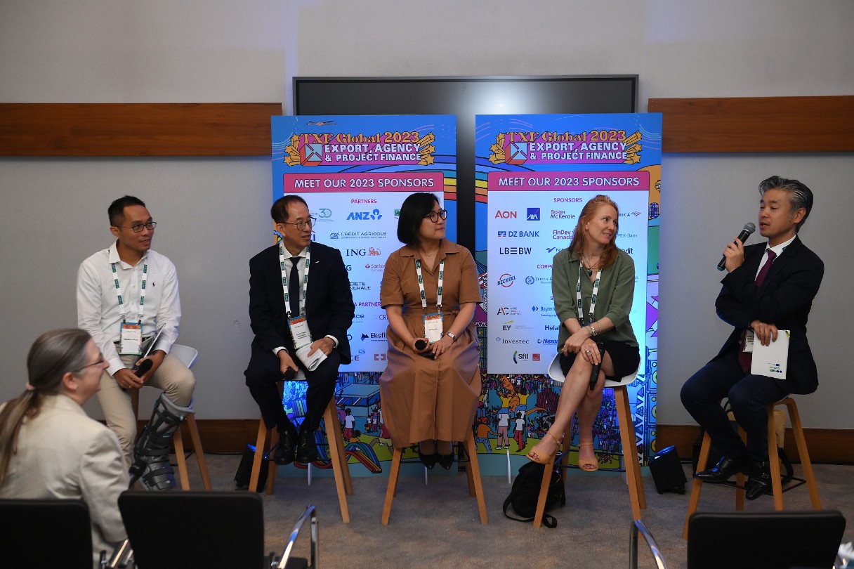 From left to right: Katharine Morton (TXF Media, seated front row); Edward Hui (Deutsche Bank); Youngkuk Kim (Korea trade Insurance Corporation); Sun Jung Lee (Santander); Laure Duvernay (Alcatel Submarine Networks); Toshimichi Hasegawa (Japan Bank for International Cooperation)