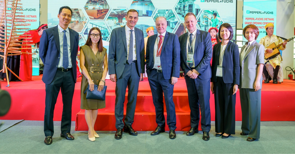 Representatives of Deutsche Bank and Pepperl+Fuchs during the opening ceremony of the new factory in Vietnam